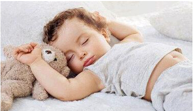睡眠有助于孩子的生长发育，在夜间成长